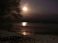雪景色、湖面に浮かぶ満月